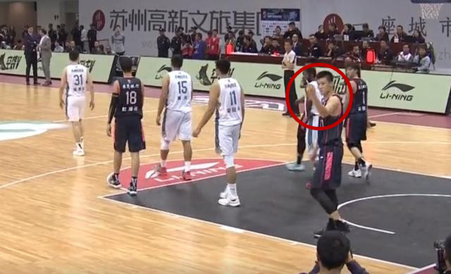  昂热队长染红离场引发球迷冲进场抗议  